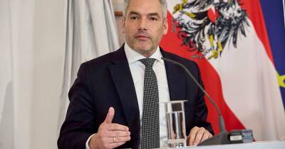 Трижды вакцинировавшийся канцлер Австрии заразился коронавирусом