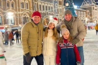Песков устроил рождественский заезд на коньках с детьми и внучкой