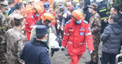 До 16 выросло число погибших при обрушении здания в Китае - ren.tv - Китай - Чунцин