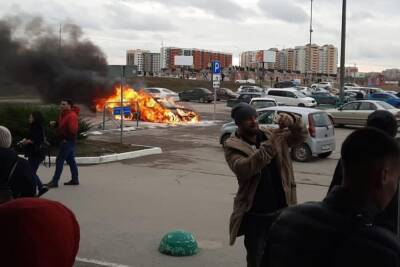 Автомобиль сгорел на парковке строительного гипермаркета в Ростове