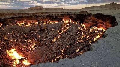 Президент Туркменистана поручил потушить газовый кратер «Врата ада»