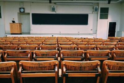 Около 100 студентов красноярского вуза не могут приехать с каникул