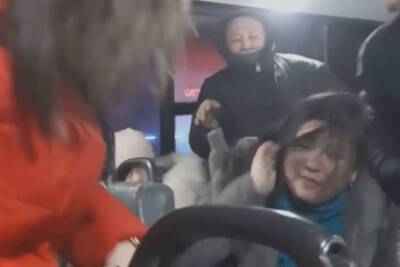 В Улан-Удэ девушку избили и ограбили в маршрутке на глазах у пассажиров