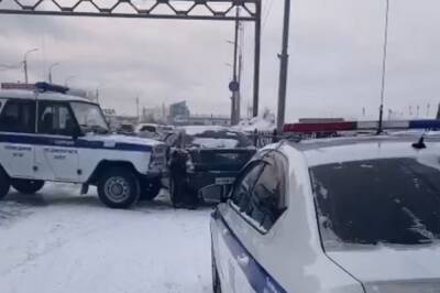 В Хабаровске на скользкой дороге полицейский УАЗ разбил стоявший «Крайслер»