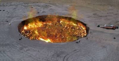 Президент Туркмении велел потушить горящий газовый кратер «Врата ада»