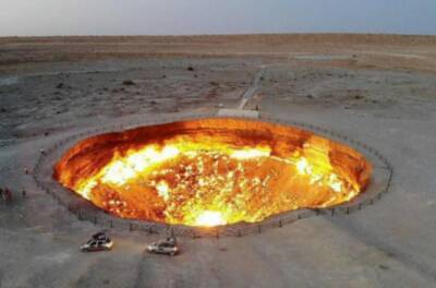 Президент Туркменистана распорядился потушить газовый кратер "Врата ада", пылающий более 50 лет