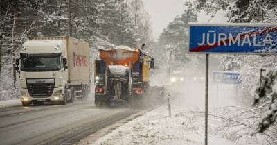 Из-за обледенения и снега затруднено движение по всей Латвии