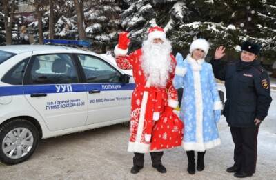 В Кунгуре дети получают подарки от Полицейского Деда Мороза