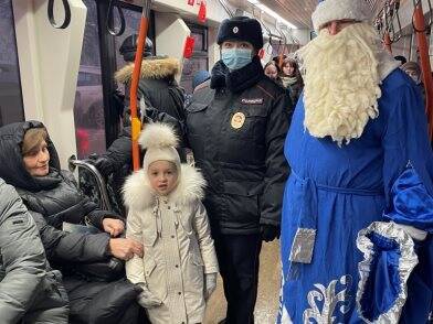 Дед Мороз из полиции поздравил пассажиров трамваев с Новым годом