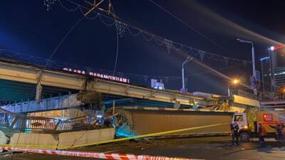 В центре Минска обрушилась часть пешеходного моста