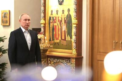 Кремль объяснил, почему Путин один встречал Рождество в храме