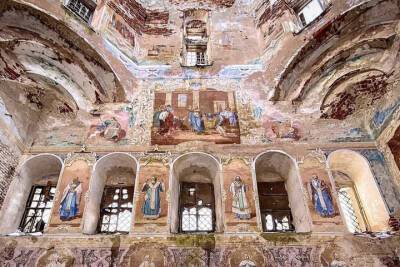 В старинном храме Тверской области практически исчезли росписи царской эпохи