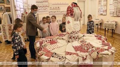 ФОТОФАКТ: Выставка "Соловей и роза. Антология вышивки крестом" представлена во дворце Румянцевых и Паскевичей