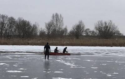 На Днепропетровщине двое детей провалились под лед, их спасли прохожие