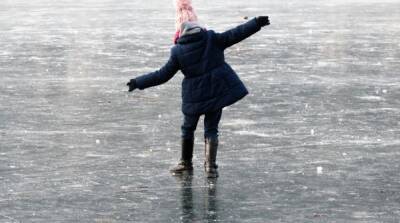 Двое детей и рыбак едва не утонули на водоемах: спасатели напомнили об опасности на льду