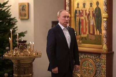 В Кремле опровергли «покачивания» Путина во время богослужения в храме и объяснили, почему он был один