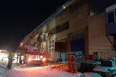 В рождественский вечер 15 пожарных тушили возгорание на складе в Пскове
