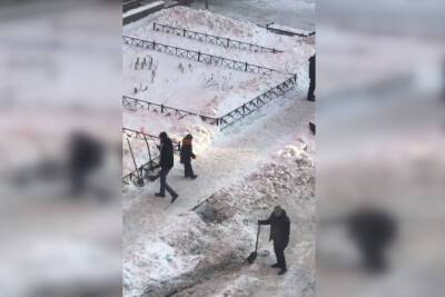 Не дождавшись коммунальщиков, жители ЖК «Новая Охта» сами вышли на уборку снега