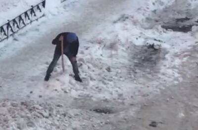 Жители ЖК «Новая Охта» взяли в руки лопаты, чтобы откапать от снега дворы