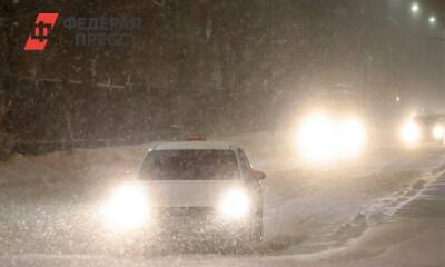 Автобусы и машины застряли в снегу на пути в Териберку