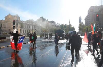 В Чили протесты закончились столкновениями с полицией, есть пострадавшие