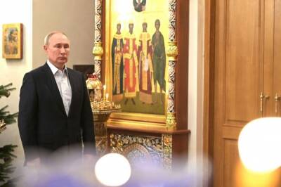 В Кремле объяснили, почему Путин был один на рождественской службе