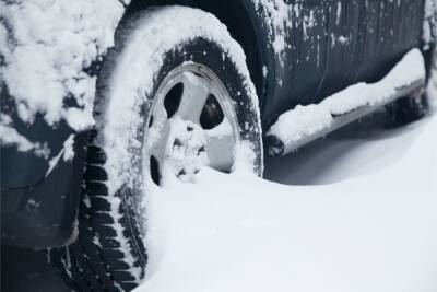 На дороге на Териберку в Мурманской области в снегу застряли 20 машин