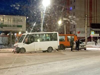 В Смоленске в ДТП попали маршрутка и троллейбус