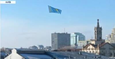 Над киевским Майданом подняли в небо флаг Казахстана