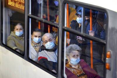 Жителей Румынии обязали носить хирургические маски