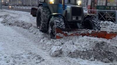 Трактор протаранил легковушку во время уборки снега на Долгоозерной улице в Петербурге