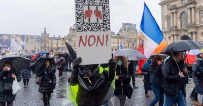 Более 100 тысяч французов вышли на протесты против вакцинации от COVID