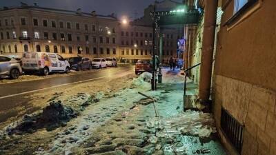 Скользкая Дворцовая площадь в Петербурге довела 59-летнюю туристку до больницы