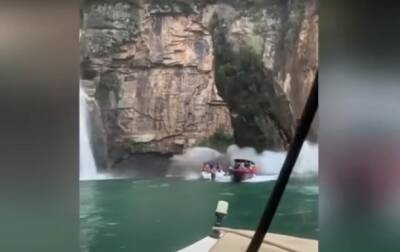 В Бразилии скала рухнула на катера с туристами - korrespondent.net - Китай - Украина - Мексика - Бразилия - Brazil