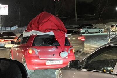 Новосибирцев рассмешил автомобиль в шапке Санта-Клауса