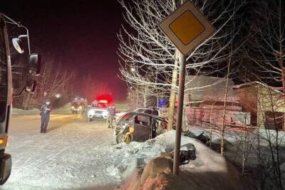 В Ленске два человека пострадали из-за наезда авто на опору освещения