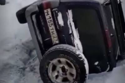 В Хабаровске внедорожник провалился под лед