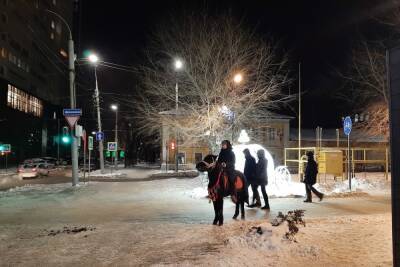 На бульваре Рахова в Саратове ходят кони