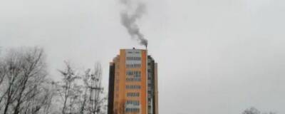 В Киеве жильцы многоквартирного дома начали отапливать свои квартиры дровами