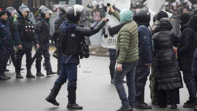 В Чимкенте 45 полицейских пострадали во время беспорядков