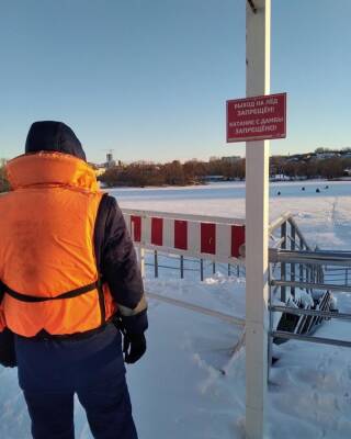 Спасатели останавливают ульяновцев перед опасным выходом на лед