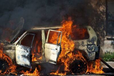 В Приморском районе загорелась машина утром 9 января