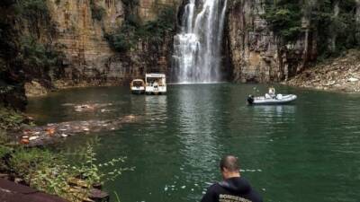 Скала обрушилась на лодки с туристами на озере в Бразилии — есть погибшие