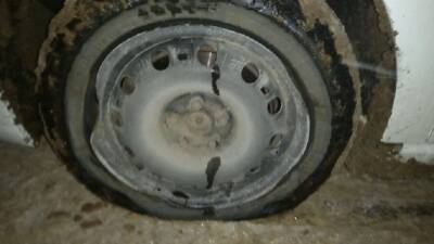 Автомобили теряют шины в ямах на М-10 – фото