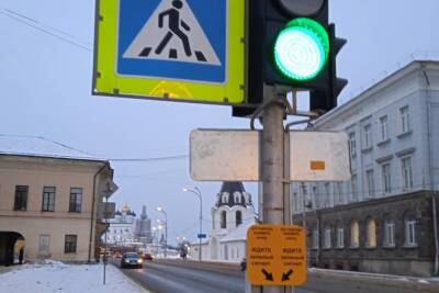 Светофор на Октябрьской площади подключили в Пскове