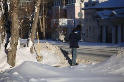 В Свердловской области пытаются расчистить дороги после сильного снегопада. Фоторепортаж