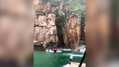 В Бразилии огромная скала обрушилась на лодки с туристами