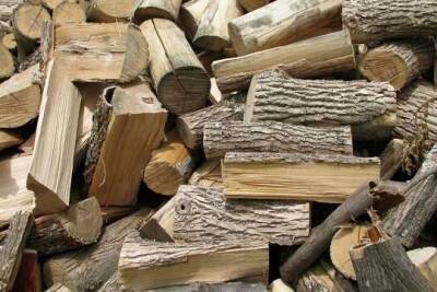 Украинские многоэтажки начали топить дровами