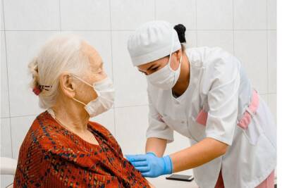 Роспотребнадзор напомнил петербуржцам рекомендации по вакцинации от COVID-19 для людей старше 60 лет