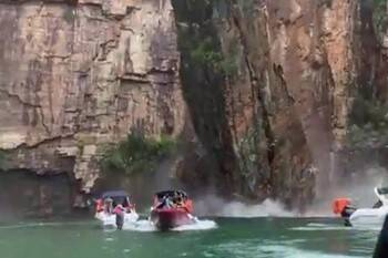 На видео попало обрушение огромной скалы на прогулочные катера с туристами